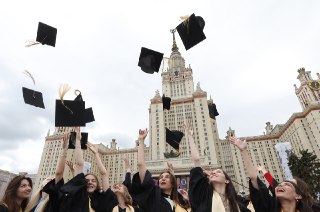 Вдовам участников войны разрешат поступать в российские вузы на бюджет без экзаменовСоответствующий законопроект одобрила правительственная комиссия, ранее его приняли в первом чтении. Отмечается, что льгота будет действовать при условии, что супруг или су