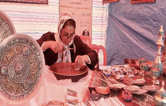 راه آرمان کرمان: 🔻قصه آدم‌هایی میان اعتیاد، هنر و دوباره‌زیستن🔹میان غرفه‌های نمایشگاه سمن‌های کرمان، میزی بزرگ با دست‌ساخته‌های مسی و فیر