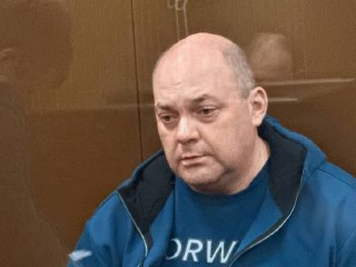 Суд приговорил бывшего губернатора Курской области Алексея Смирнова к 14 годам колонии строгого режима и штрафу в 400 миллионов рублей по делу о взятках и хищениях при строительстве фортификационных сооружений. По версии следствия, Смирнов получил взяток в