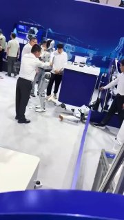 צפו: נראה שרובוט סובל מהתקף בוועידת הרובוט העולמית בבייג'ינג לאחר שהשלט רחוק שלו מפסיק לעבוד והמפעילים נאבק…