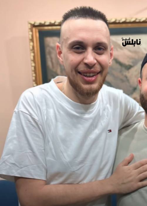תמונתו של הזמר הפלסטיני עודאי אל-זגה לאחר שחרורו מבתי הכלא של הכיבוש הישראלי, לאחר שבילה שנה ושישה חודשים ב…
