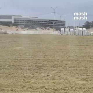 Чесаться и лежать на колючем песке придется туристам на отдыхе в Анапе — на пляжи завозят искусственное покрытие, которое сильно отличается по составу от домазутного песка.Экологи рассказали Mash, что в карьерном песке много глины и ила с плотными кусками 