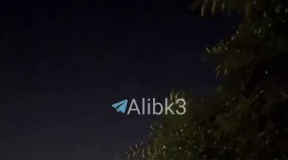 שומע קולו של מטוס קרב בשמי יזד האיראניים