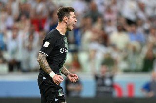 Дело Фёдора Смолова закрыто. Официально. Экс-футболист выплатил пострадавшему в драке в "Кофемании" 4 млн рублей. Ранее судмедэксперты подтвердили, что Смолов нанёс своему оппоненту "вред средней тяжести". После чего адвокаты подали ходатайство, чтобы он и