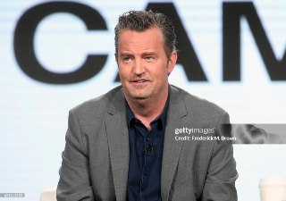 Продававший кетамин актеру Мэттью Перри врач Сальвадор Пласенсия приговорен к двум с половиной годам заключения, сообщает АР.  По версии следствия, звезда сериала «Друзья» обратился к Пласенсии, когда его лечащий врач отказался увеличивать ему дозировку ке