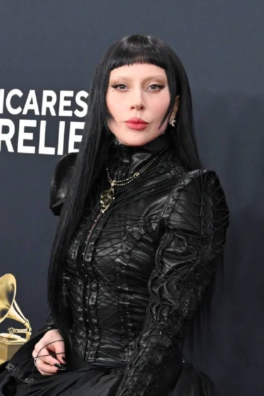 Грэмми 2025 и прически, которым стоит уделить внимание:  1. Chappell Roan. У нее невероятная грива с челкой из темно-рыжих волос. Кудри, активные и мелкие, которые трансформировали в несколько причесок за вечер. Если у вас свои взрывные кудри, рекомендую следить за этой артисткой.  2. Sabrina Carpenter. Современная принцесса из Дисней и это идеальные локоны.3. Charli xcx. Она не измеяет своему андеграундному кудрявому образу. Укладка как на каждый день, что здорово перенять. 4. Willow Smith. Пробор, объем и силуэт формы. Даже нечего добавить, она просто топ. 5. Miley Cyrus. Парик в азитском направлении с тремя ступенями. Неожиданно для меня он мелированный, но оно идет ей на много больше чем блонд, как по мне. Хороший образ для жизни, как стрижка, так и цвет. 6. Beyoncé. Одну меня удивил выбор цвета волос? Под образ очень красивый парик, но словно не к ее корням, если вы понимаете о чем я. 7. Doechii. Отличная работа с накладными волосами и интересное сочетание кос / брейдов с холодкой волной. Точно возму идею в оборот на съемках и предложение клиентам на выход. Для самых смелых, разумеется. 8. Lady Gaga. Обожаю Гагу за эксперименты и этот парик не остался без внимания! Темные волосы, которые она давно не примеряла, да еще и с короткой челкой. Ярко, смело, неожиданно - все то, за что мы ее полюбили. Надеюсь, что после ее выхода уже никто не сомневается, что чёлки это тренд.Грэмми 2025 и прически, которым стоит уделить внимание:  1. Chappell Roan. У нее невероятная грива с челкой из темно-рыжих волос. Кудри, активные и мелкие, которые трансформировали в несколько причесок за вечер. Если у вас свои взрывные кудри, рекомендую следить за этой артисткой.  2. Sabrina Carpenter. Современная принцесса из Дисней и это идеальные локоны.3. Charli xcx. Она не измеяет своему андеграундному кудрявому образу. Укладка как на каждый день, что здорово перенять. 4. Willow Smith. Пробор, объем и силуэт формы. Даже нечего добавить, она просто топ. 5. Miley Cyrus. Парик в азитском направлении с тремя ступенями. Неожиданно для меня он мелированный, но оно идет ей на много больше чем блонд, как по мне. Хороший образ для жизни, как стрижка, так и цвет. 6. Beyoncé. Одну меня удивил выбор цвета волос? Под образ очень красивый парик, но словно не к ее корням, если вы понимаете о чем я. 7. Doechii. Отличная работа с накладными волосами и интересное сочетание кос / брейдов с холодкой волной. Точно возму идею в оборот на съемках и предложение клиентам на выход. Для самых смелых, разумеется. 8. Lady Gaga. Обожаю Гагу за эксперименты и этот парик не остался без внимания! Темные волосы, которые она давно не примеряла, да еще и с короткой челкой. Ярко, смело, неожиданно - все то, за что мы ее полюбили. Надеюсь, что после ее выхода уже никто не сомневается, что чёлки это тренд.