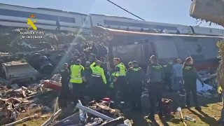 שירותי החירום הספרדיים נותנים עזרה ראשונה לנפגעים בתאונת הרכבת המהירה בטולדו חשש שלפחות 46 בני אדם נהרגו לא…