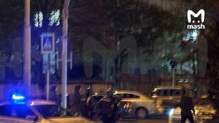 Задержан подозреваемый во взрыве в Ставрополе.По данным Mash, предполагаемый подрывник, предположительно, оставил взрывчатку в детской коляске. Сейчас мужчину отвели на территорию воинской части для допроса.Пострадавшая женщина скончалась от полученных тра