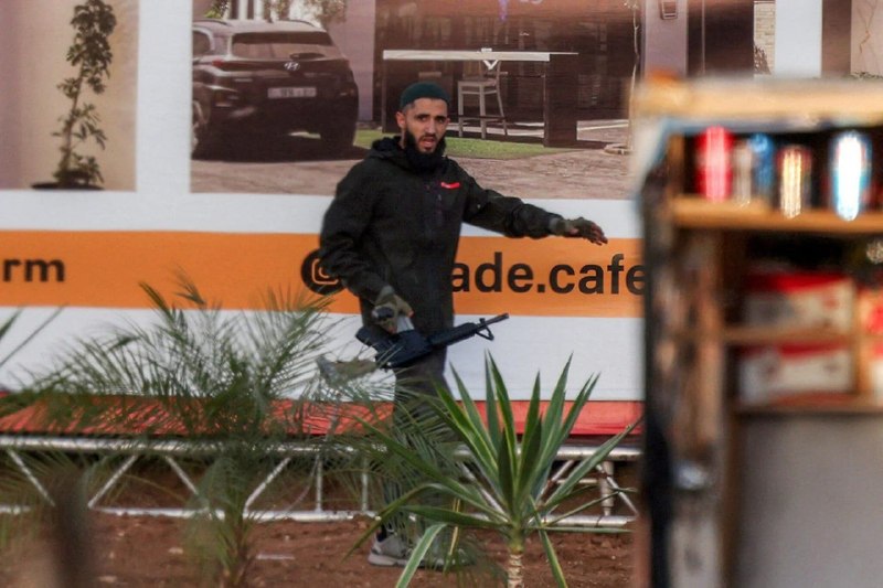صور تظهر لحظات من الإشتباكات التي دارت بين مقاومين فلسطينيين والقوات الصهيونية في الخليل بفلسطين المحتلة.