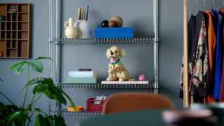 Из LEGO можно будет собрать щенка золотистого ретривераГолова, уши и хвост двигаются, а ещё щенок может поднять лапу и показать язык. Но командам обучить LEGO-питомца не получится.В комплекте 2102 детали, в высоту хороший мальчик получится 30 см.Набор пост