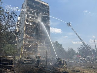 В результате авиаудара по Запорожью три человека погибли и 13 пострадали, произошло возгорание квартир на шести этажах жилого дома, повреждены более 30 автомобилей, сообщает ГСЧС Украины.