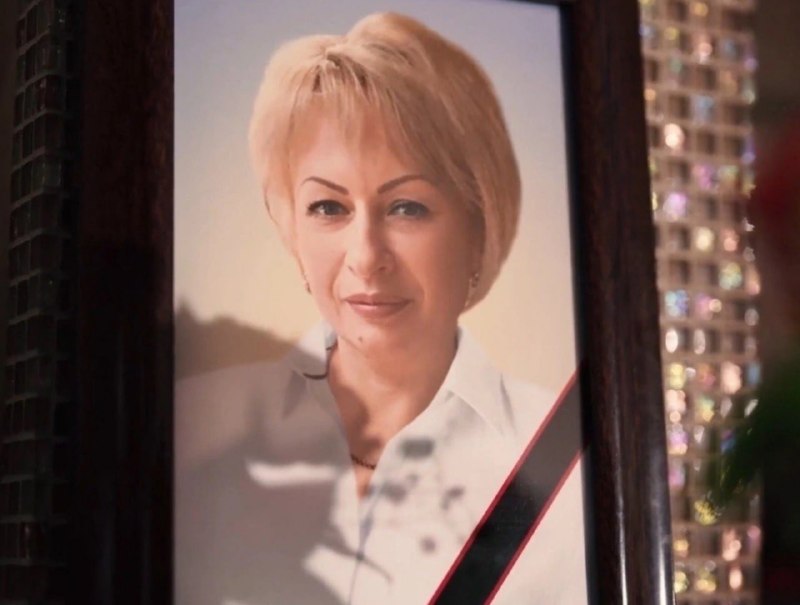 «Упала горлом на бутылку»Девушка пытается разобраться в странных обстоятельствах гибели своей мамы — репортаж «Косы»Эта история происходит прямо сейчас в России — Екатерина Можеева пытается разобраться в странных обстоятельствах смерти своей мамы. Та была 