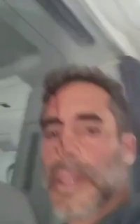 Пассажиры Flydubai записали видео, в которых рассказали, что вместе с экипажем смогли обезвредить нападавшего и взять ситуацию под контроль, но пилот получил тяжелое ранение.