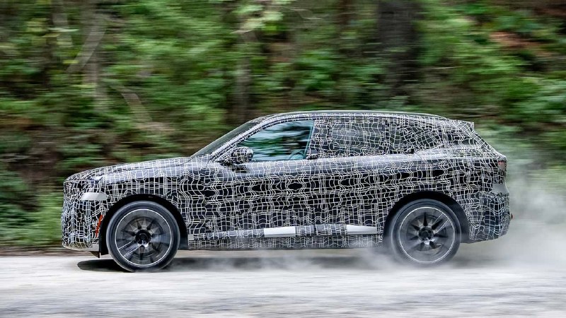 В новом поколении BMW X5 (релиз в ближайшие недели) дверные ручки спрятали прямо