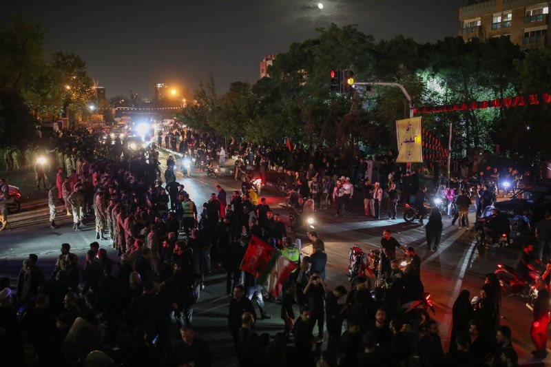 התקהלות מול הכניסות למצלא בטהרן