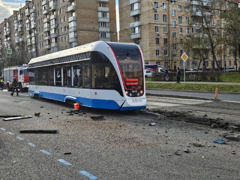 במוסקבה אושפז נוסע במצב קשה לאחר שחשמלית ירדה מהפסים התנועה ברחוב קוסטיאקובה נחסמת זמנית. בזמן האירוע, היו…