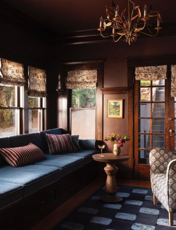 Изысканный интерьер загородного дома В центре внимания - кухня с темно-синими шкафчиками, которые придают помещению глубину и элегантность. Такой ц... - изображение 5 - интерьер, дома, telegram