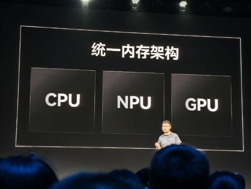 拿到了一束自变量机器人插的花，用时三分钟吧，没有想象中迅捷，但核心的点是视觉模型解决了对不规则物体的稳定操作，也无需遥控和编程，慢点，但它能搞定