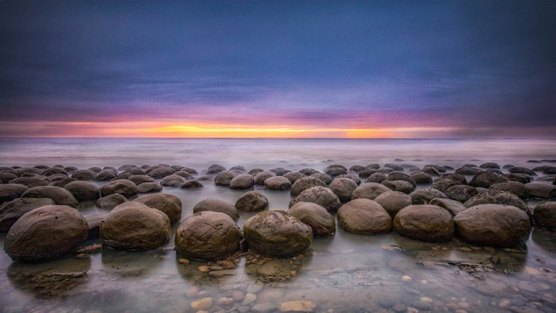 Rock 'n' bowlSunset on Bowling Ball Beach, Mendocino County, California (© Melo Qiao/Getty Images)