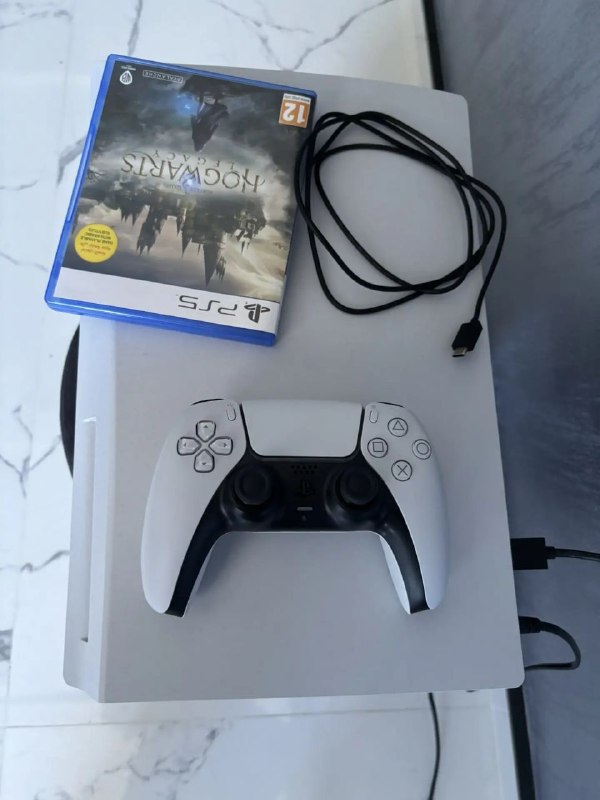 Продам Ps 5 в идеальном состоянии. Вместе с ней идет диск Hogwarts Legacy и один контроллер. 900 л — фото 1