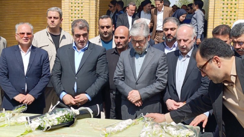 شبکه اطلاعرسانی مرآت: ادای احترام وزیر علوم تحقیقات و فناوری به شهید گمنام دانشگاه سمنان✅ با مرآت همراه باشید؛ 🆔 @Meraatnews📩 ارسال نظرات و پی
