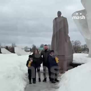 Семья получила уголовное дело за гендерпати возле мемориала Жукову в Калужской области — уникумы распылили баллончик с синей краской на постамент памятника. 33-летний Андрей и его 29-летняя беременная жена Надежда с двумя детьми решили определить пол ребён