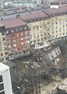 В Махачкале в результате наводнения рухнул дом, пристроенный к многоэтажке. Обошлось без пострадавших. Жителей ещё нескольких домов эвакуируют.«В результате подтопления из-за обильных дождей произошло обрушение пристройки к одному из многоквартирных домов 