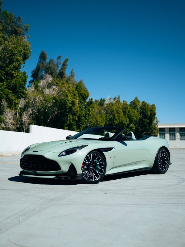 Aston Martin  DB12 S Volante