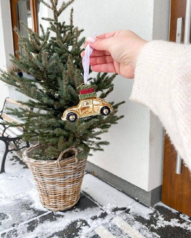 Волшебное новогоднее сочетание стильного белого, блестящего золотого и природного зеленого цвета в деталях праздничного интерьера Белый придают обр... - изображение 9 - белый, цвет, telegram