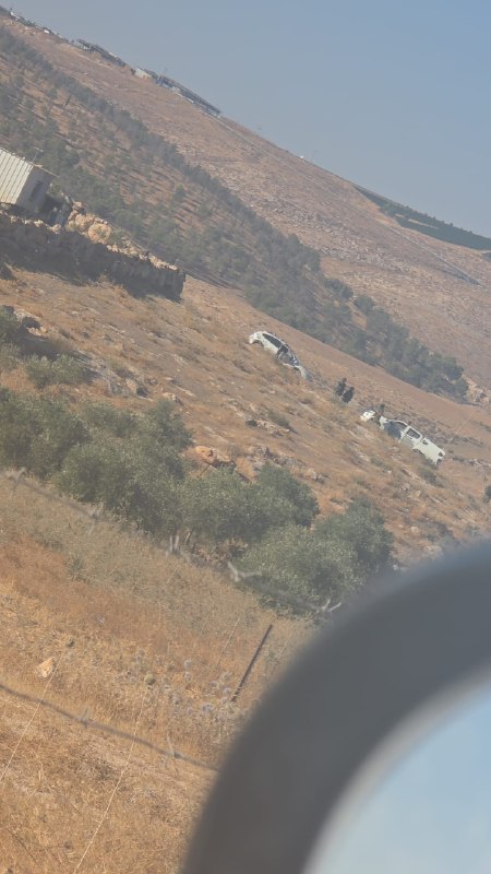 לאחר שעצר את חאג' איברהים אל-ג'בור ושני בניו במשך שעות, צבא הכיבוש עוצר את משפחת אל-ג'בור באזור חווארה, מזר…
