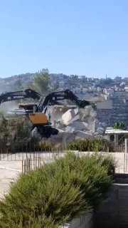 דחפורי כיבוש הורסים בית והופכים אותו להריסות באזור אל-מרג' בעיירה בתיר, ממערב לבית לחם.