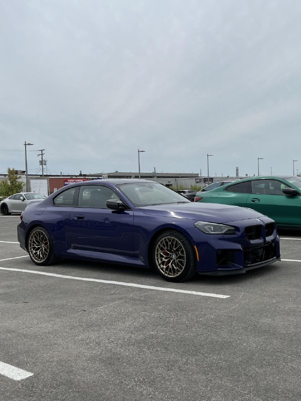 Мой S63 за завтраком рычит громче, чем весь этот мятлик, но M2 CS в Velvet Blue
