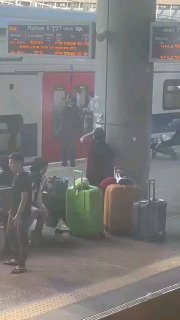 תיעוד מרתיח מחיפה שהופץ ברשתות החברתיות: אישה בעלת חזות ערבית ובנה הקטן מסירים לאור יום במשך דקות ארוכות מד…