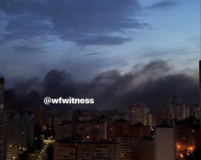 ️🇺🇦🇷🇺 עשן מכסה את בירת אוקראינה הבוקר המוקדמות בעקבות התקפות טילים ומזל"טים רוסיים.