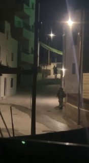 כוחות הכיבוש פשטו על בית במהלך הסתערותם על העיירה טוקו', דרומית מזרחית לבית לחם.