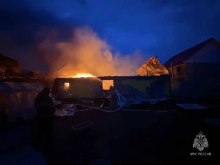 Четверо детей и трое взрослых погибли при пожаре в ХМАО.Минувшей ночью в посёлке Высокий городского округа Мегион загорелся частый дом — погибли семь человек (все, кто находился внутри).«По предварительным данным, причиной пожара стало нарушение требований