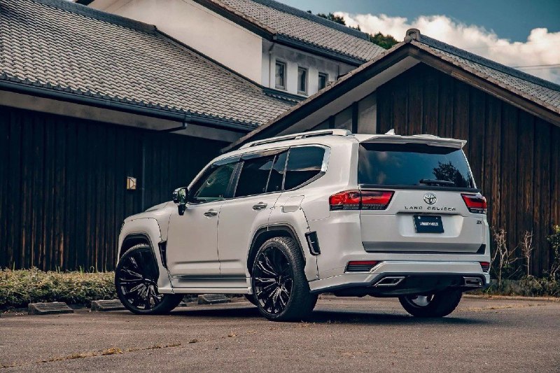 Liberty Walk разработал обвес для Toyota Land Cruiser 300 4