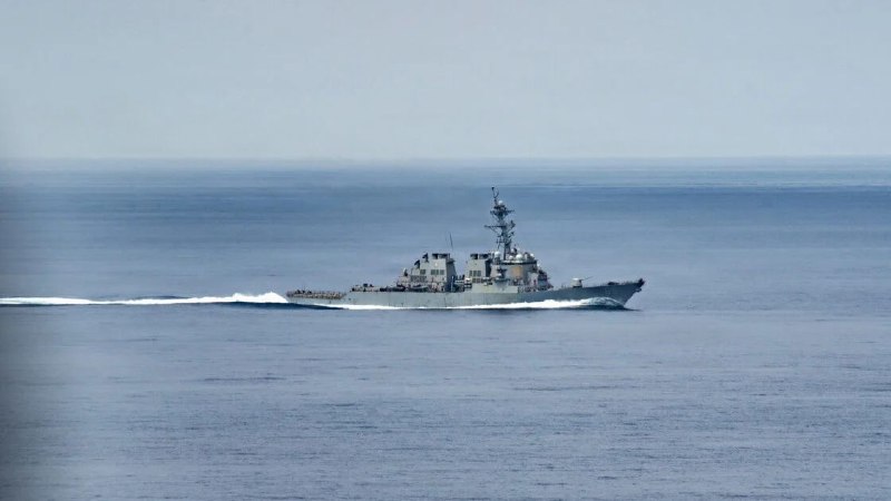 USS Benfold (DDG-65), a US Navy Arleigh Burke-class destroyer, was left dead in the water for four days in the South China Sea last month after its generates failed and knocked out all power. USNI Noticias confirmaron que el desglose ocurrió el 24 de julio durante las operaciones rutinarias, con el 7o vocero de la Flota Cmdr. Matthew Comer dijo que ningún equipo estaba herido.