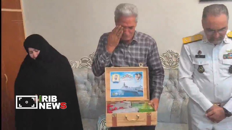 پایگاه خبری عجب شیر نیوز: حضور جانشین نیروی دریایی در منزل شهید ناو دنا در عجب شیرجانشین فرمانده نیروی دریایی ارتش جمهوری اسلامی ایران، ردای سرخ ش