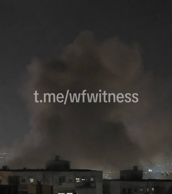 ️🇮🇷🇺🇸 תמונה המציגה לכאורה עשן סמיך העולה מבנדר עבאס, איראן.