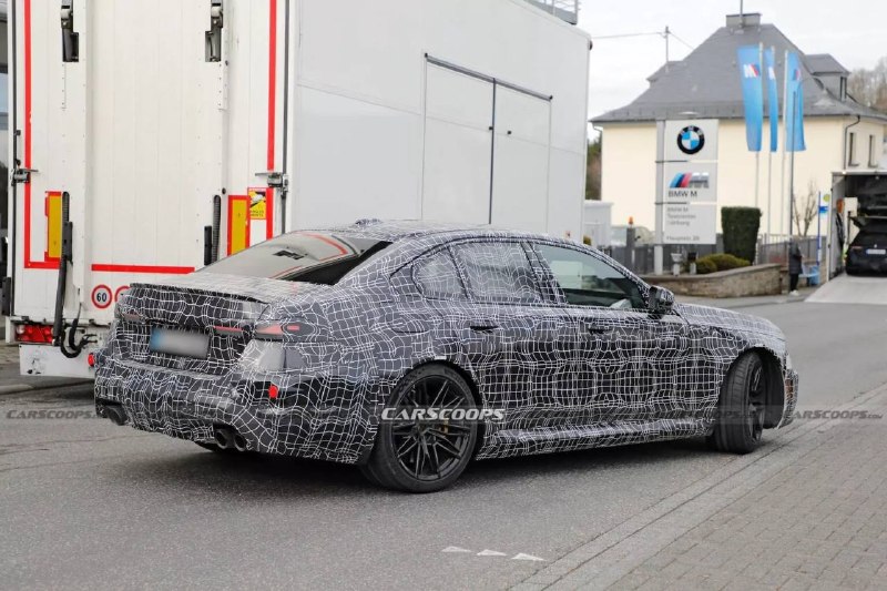 Обновлённую BMW M5 уже тестируют — седан и универсал засветились на испытаниях с новым дизайном в ст 2
