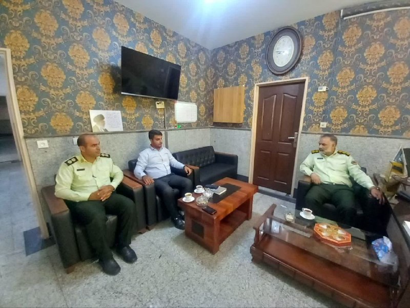 افترنیوز: دیدار حمیدی دهیار افتر با جناب سرهنگ شهاب الدین فرمانده نیروی انتظامی در خصوص مسائل ومشکلات امنیتی روستا و تقدیر بابت زح