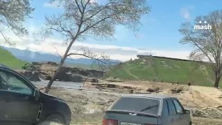 Геджухская плотина, из-за прорыва которой затопило Дагестан, была в аренде у местных виноделов. Они рассказали Mash, что не раз жаловались властям на её состояние, но те никак не реагировали.Администрация сдала дамбу в аренду на 25 лет под нужды специалист