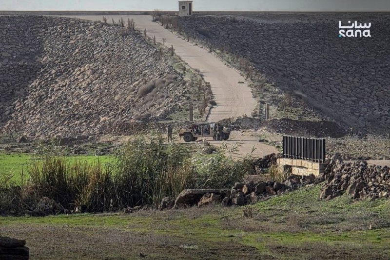 צה"ל עוצרים אדם במהלך פלישתם לאזור הכפרי הדרומי של קוניטרה