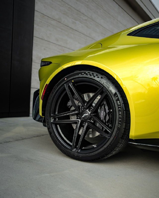 Aston Martin Vantage 4