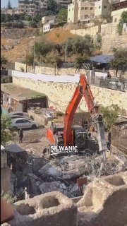 דחפורי כיבוש הורסים את ביתו של הפלסטיני מוחמד מחמוד אלרואידי בשכונת ביר איוב בעיירה סילוואן בירושלים הכבושה.