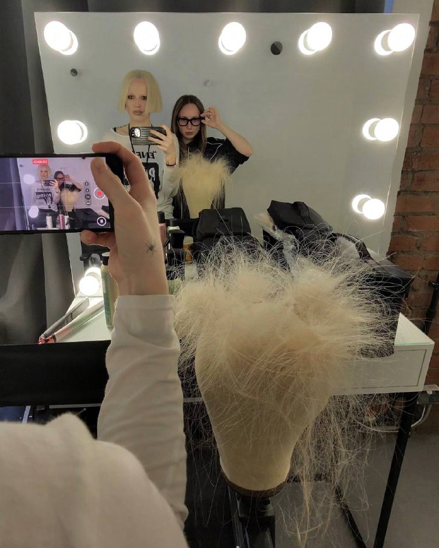 Ой что будет 🫢Я мечтаю причесать малышку Аврору, но сегодня мы без нее. Ей всего 2 месяца и съемка на незнакомой локации. Не в Station studio, где есть все условия.Вика с Сашей не стали рисковать. И правильно 😤