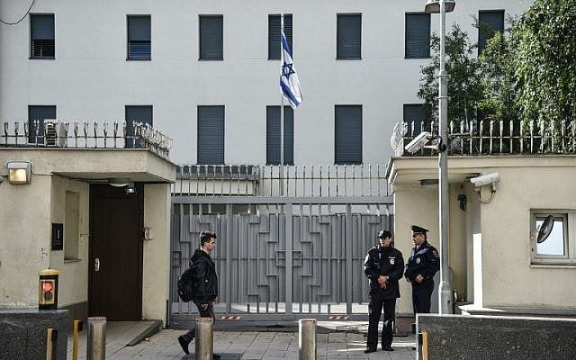 תקיפת משמר השגרירות הישראלית בסרביה המשטרה הסרבית: אדם, שזהותו טרם נקבעה, תקף באמצעות סכין מאבטח מול השגריר…
