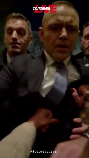 הופיעו ברשת קטעים שבהם, לכאורה, נשיא פולין נורוקי פורץ לבניין בית המשפט לחוקה במדינה, שם המשטרה לא התירה לו…
