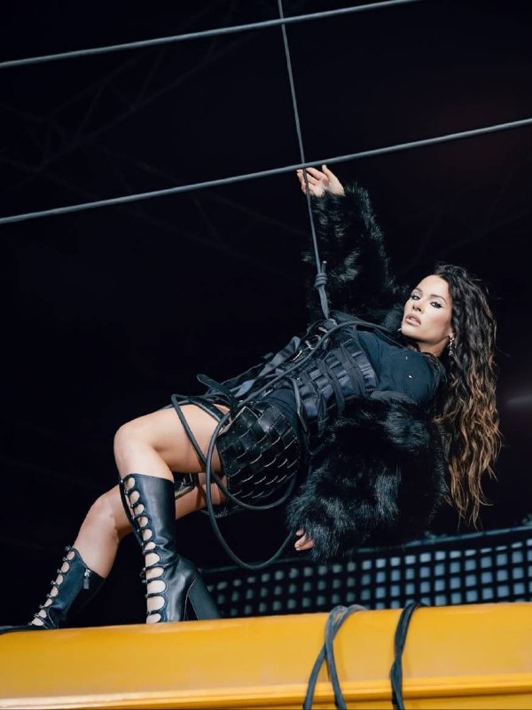 Клип KAYA — «Черное пальто» Как вы уже можете догадаться, я отвечала за волосы✌🏻Короткое тз от продакшн:  «Волосы - чёлки, эффект мокрых волос, выбеленные волосы и тд.» — это полный карт-бланш для стилиста, который ищет в самих съемках вдохновения. Важным моментом в создании образа главной героини было использование увлажняющий средств и полное отсутствие фиксации. Я выбрала термо-спрей перед накруткой и увлажняющий крем после, чтобы защитить и протекстурировать волосы + добиться естественного влажного эффекта. Это позволяло волосам долгое время поддерживать вид «до» и «после дождя», что особенно важно для настроения клипа. В результате, во время сцен с водой, несмотря на дождь, как из ведра, волосы сохраняли свой объем и структуру. Секрет кудрей под дождем у артистки — густой шиньон, который был прикреплен к хвосту.Для всего важен визуальный ряд. В итоге, это был самый настоящий профессиональный процесс, симбиоз работы стилистов, гримеров и режиссера, где каждая деталь в образах играла свою роль.Приятного просмотра: 